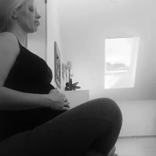 Zdjęcie przedstawia kobietę w ciąży