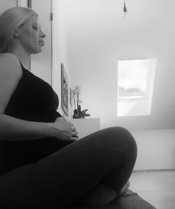 Zdjęcie przedstawia kobietę w ciąży