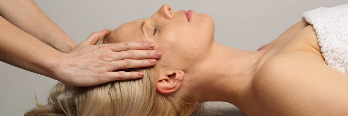 Zdjęcie przedstawiające kobietę której wykonywany jest masaż pleców