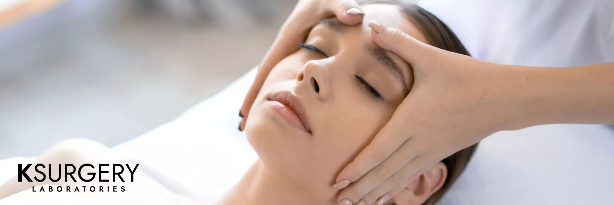 Zdjęcie kobiety, której zostaje wykonany masaż twarzy